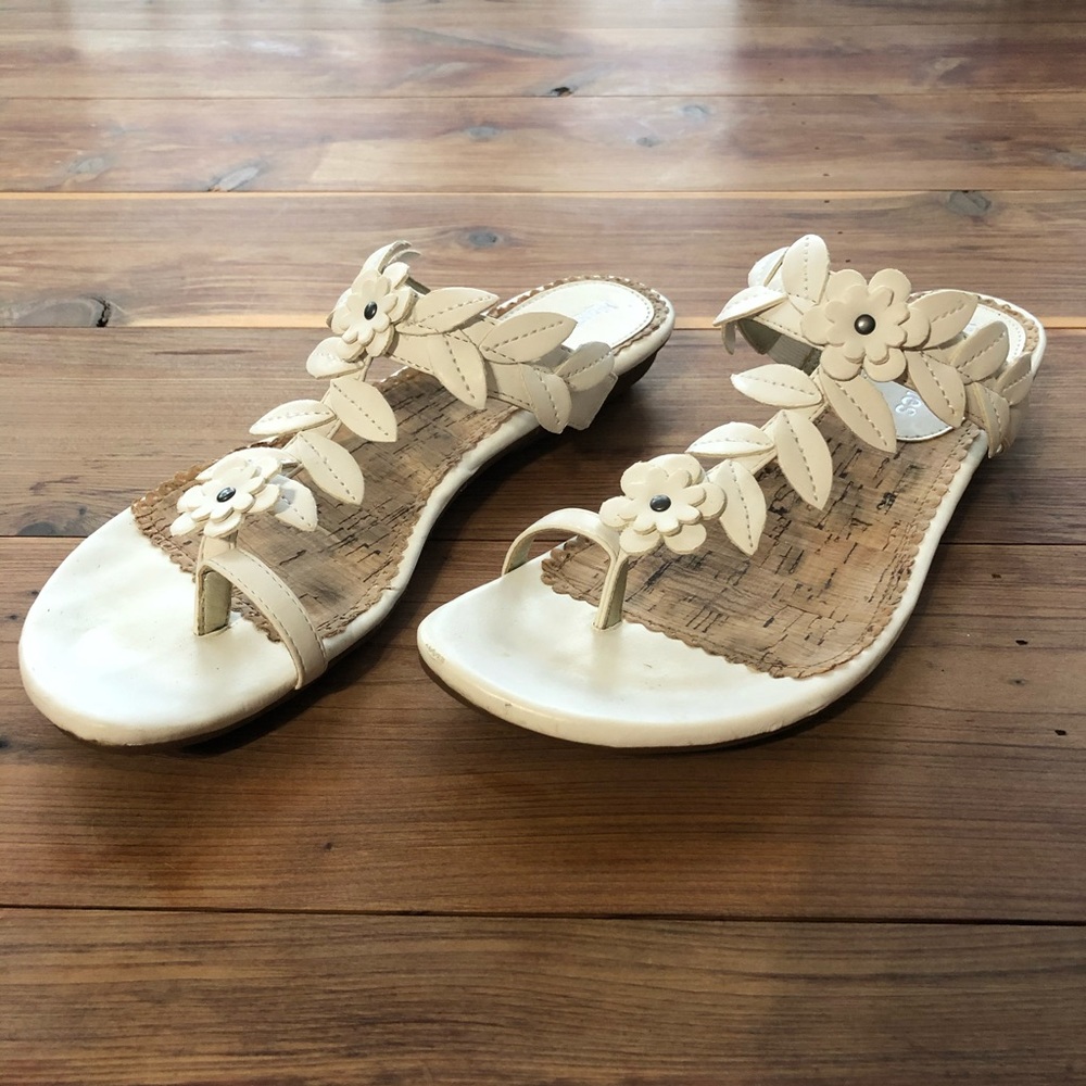Hush Puppies White Leather Floral T-Strap Sandals